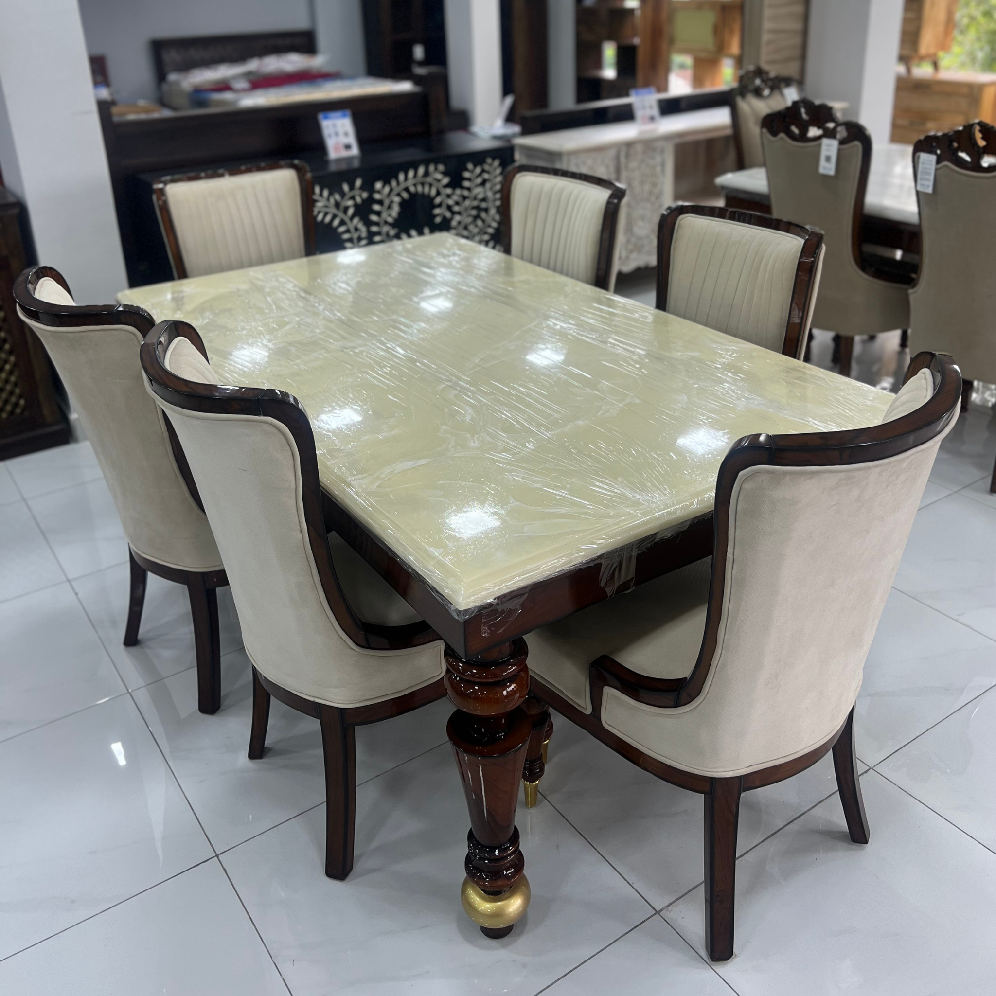 Golden Cap Dining Table with Chair